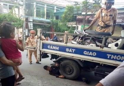Ôm bánh xe CSGT 'ăn vạ', một thanh niên bị phạt 6,5 triệu đồng