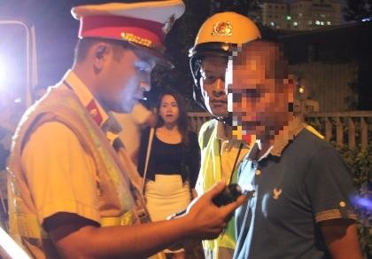Xử phạt nồng độ cồn, nhân viên quán bia 'mật báo' cho khách
