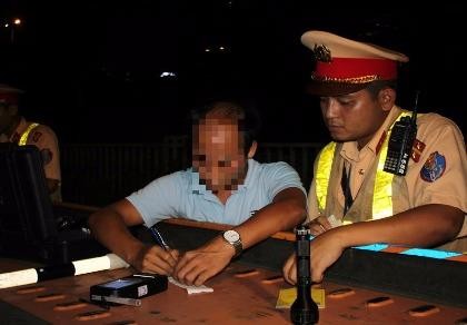 CSGT Hà Nội được trang bị dụng cụ hỗ trợ nhập từ Hong Kong