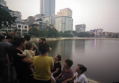 Bơi ra giữa hồ Ngọc Khánh, thanh niên bất ngờ kêu cứu rồi chìm dần