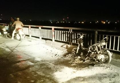 Say rượu, lên cầu đốt xe cho... bõ tức