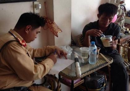 Sau 7 ngày lang bạt, 1 phu vàng được CSGT cứu giúp