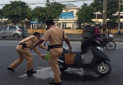 Xe bốc cháy khiến đôi vợ chồng già hoảng hốt vứt xe
