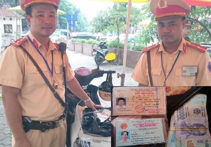 CSGT nhặt được 70 triệu đồng, trả lại cho người dân