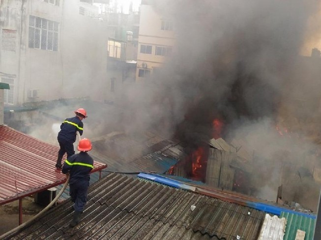 Cháy khủng khiếp tại lán trọ công nhân
