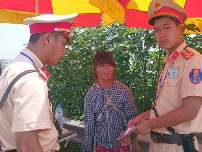 Người phụ nữ trốn từ Trung Quốc về Việt Nam, CSGT giúp kinh phí về quê