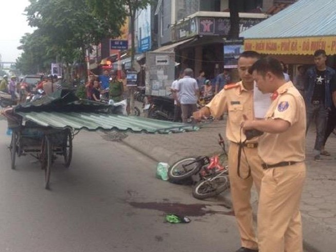 Đâm phải xe chở tôn, cháu bé tử vong thương tâm