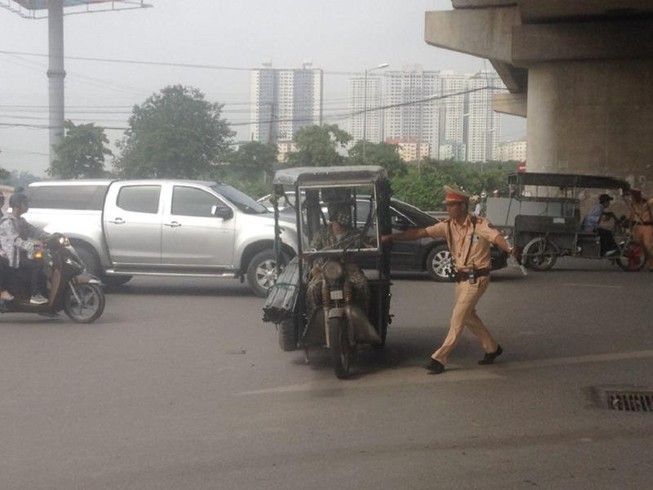 Chở hơn 30 ống thép, tài xế xe ba gác quay đầu bỏ trốn