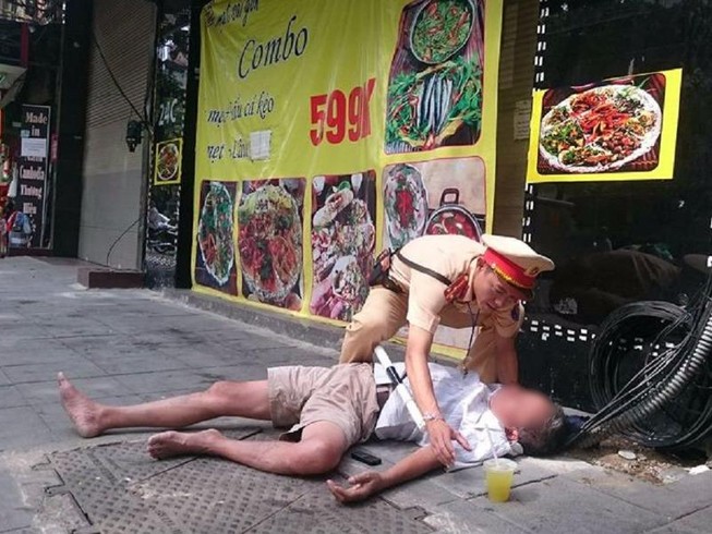 'Quá chén' với bạn, cụ ông gục ngã xuống đường