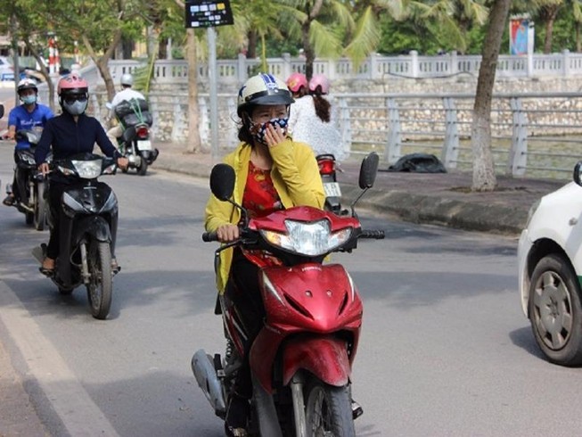 Hồ Tây không còn cá chết nhưng mùi thối vẫn nồng nặc