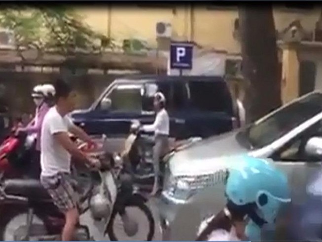 Tài xế xe máy bắt lái xe ô tô xin lỗi vì... đi sai làn