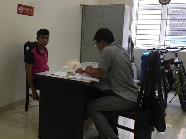 Không đội mũ bảo hiểm còn đấm gãy răng CSGT