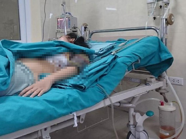 Đang lái xe, 1 phụ nữ bị thanh sắt bắn thủng ngực