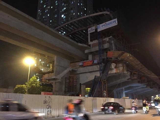 Nam công nhân rơi từ đường sắt trên cao đã tử vong