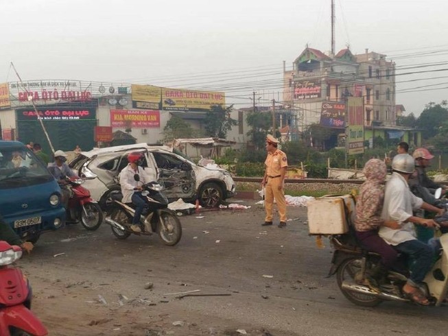 Tàu hỏa hất văng ô tô, 5 người chết, 2 người nguy kịch