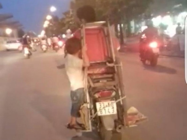 'Toát mồ hôi' với hình ảnh cậu bé đu mình trên xe máy