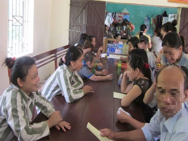Phạm nhân khi gặp người nhà không được dùng tiếng lóng
