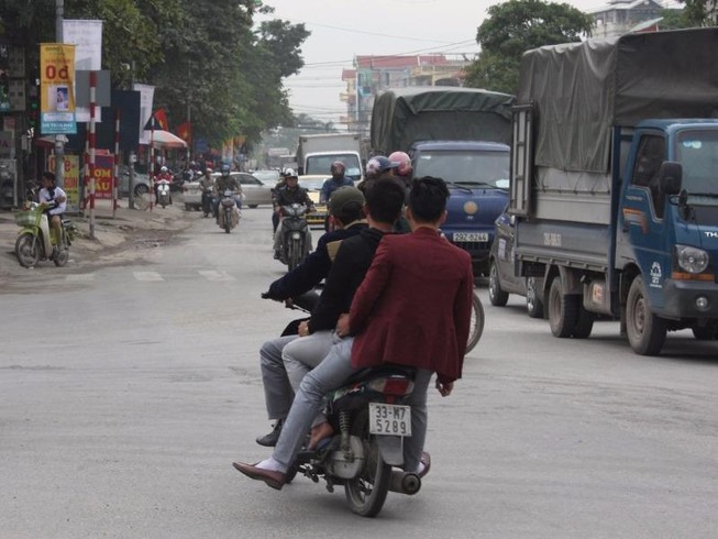 'Giật mình' khi thấy CSGT, nam thanh niên ngã ra đường
