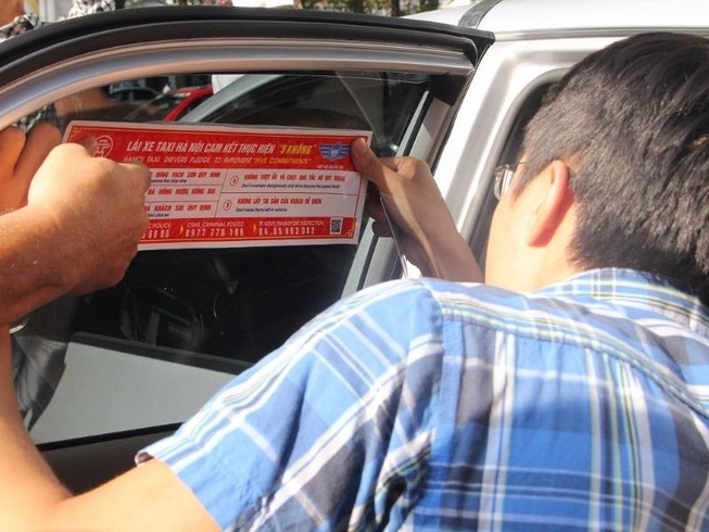 Hà Nội dán đề can cho 19.500 taxi để tuyên truyền luật