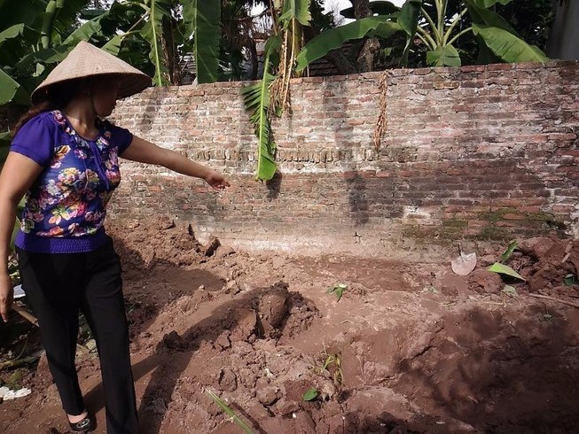 Hiện trường thi thể 2 bé gái bị chôn trong vườn