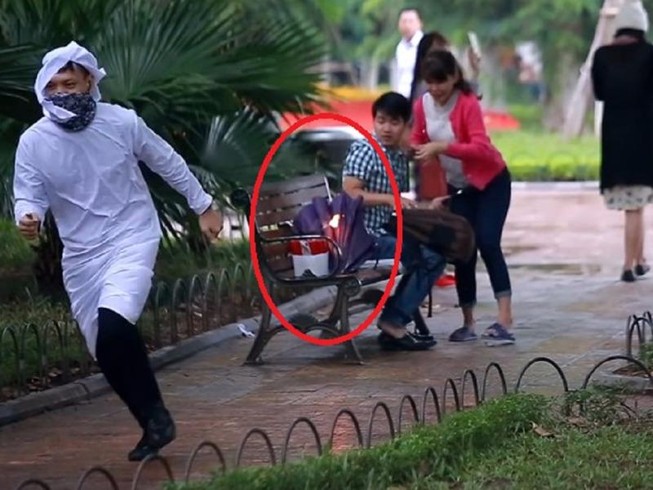 Bị cảnh sát “sờ gáy” vì quay clip “đốt bom” kiếm tiền