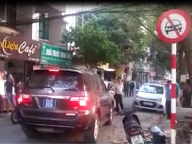 Xe biển xanh đi ngược chiều, ép taxi nhường đường