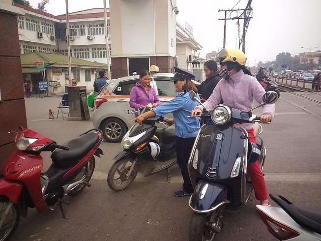 Gác tàu thu vé xe 'cắt cổ' trước cổng BV Bạch Mai