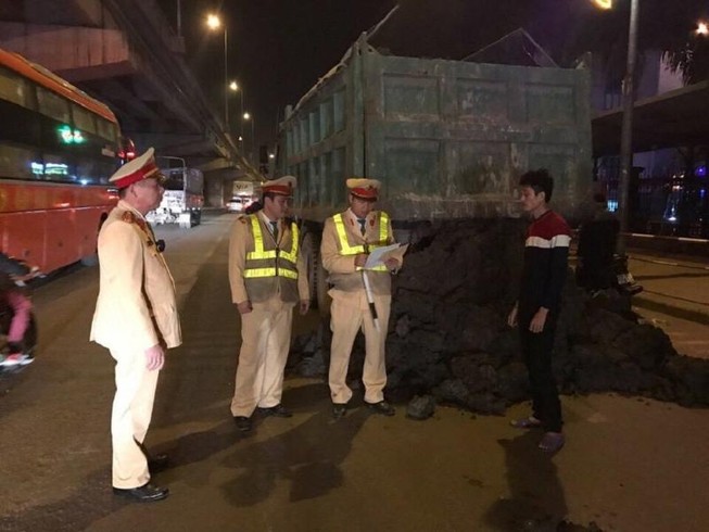 Đổ chất thải ra đường, CSGT buộc tài xế dọn sạch