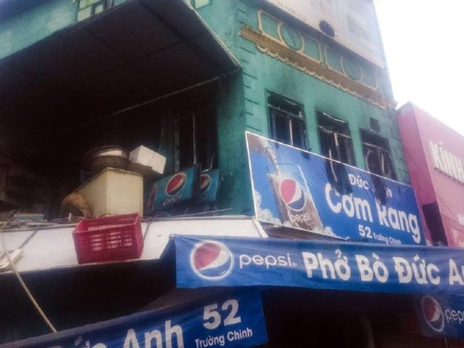 Quán cơm bùng cháy dữ dội, 1 người bị bỏng