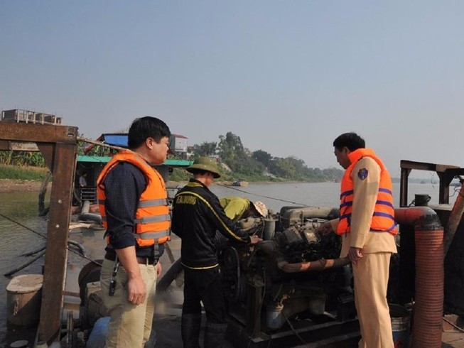 Bắt 3 tàu khai thác cát trái phép trên sông Đuống