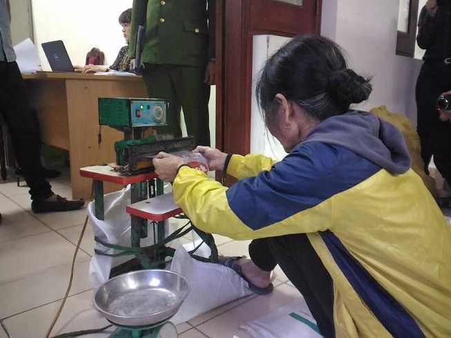 Cụ bà 69 tuổi buôn bán hàng trăm ký bột ngọt giả