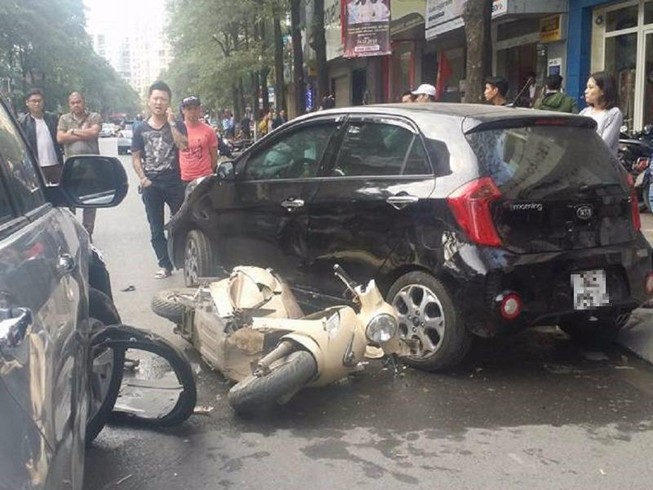 Hàng chục người cùng nâng xe ô tô cứu cháu bé dưới gầm