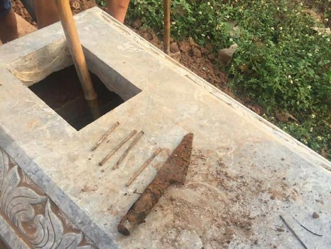 Hàng chục ngôi mộ tại Hà Nội bị đóng đinh và dao