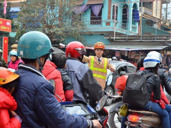 Cảnh sát tung quân xử lý “cò” ở chùa Hương