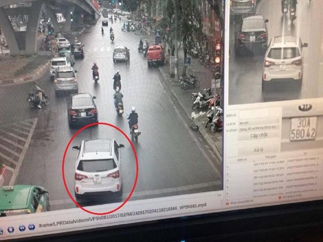 Vượt đèn đỏ còn xưng danh là cán bộ Tổng cục Hải quan
