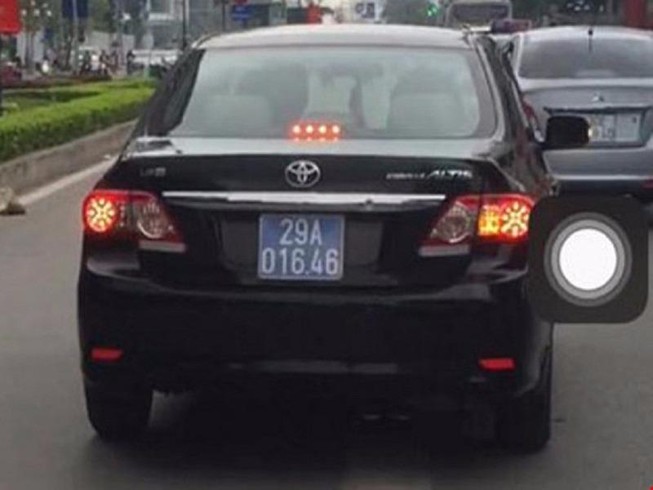 Xe Cục Thuế Hà Nội chạy vào làn đường cấm