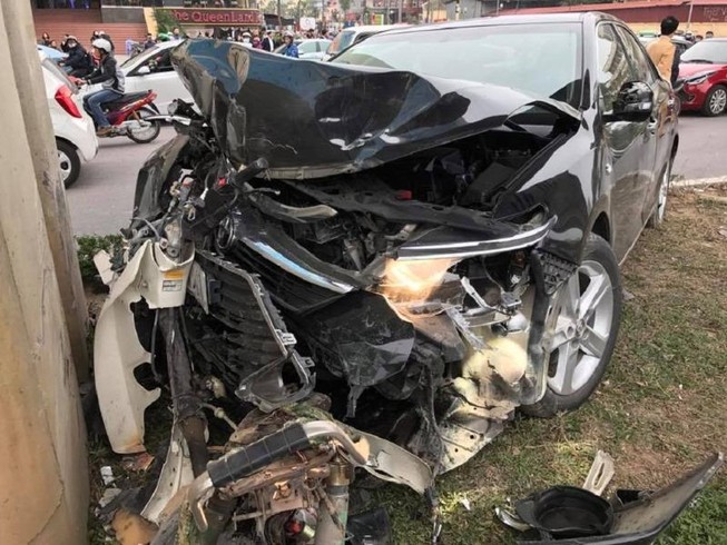 Ô tô Camry tông hàng loạt xe máy trên phố