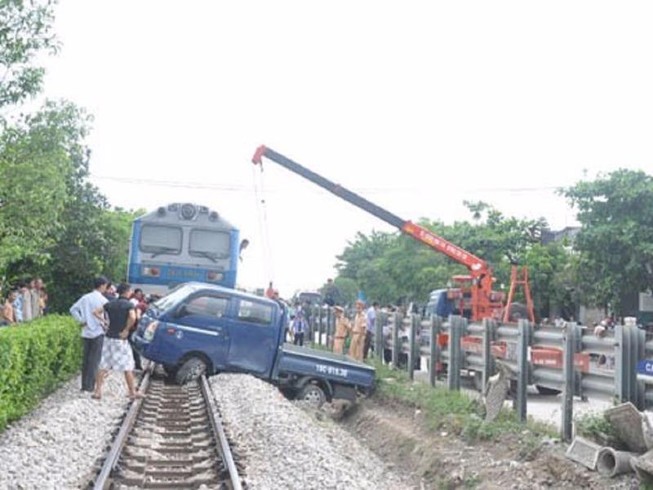 Xử lý ra sao khi ô tô chết máy giữa đường ray?