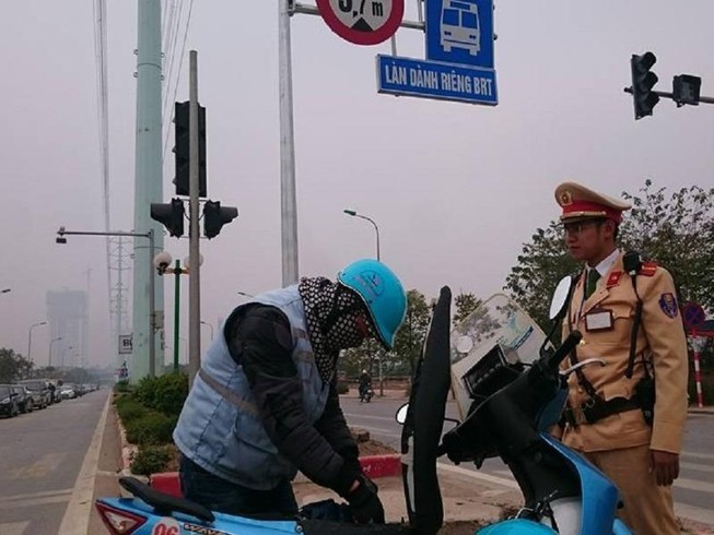 Lấn làn xe buýt nhanh, bị phạt 'méo mặt'