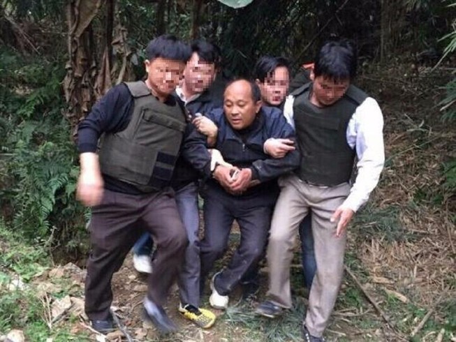 Xách cả bao ma túy, dùng súng K59 bắn cảnh sát