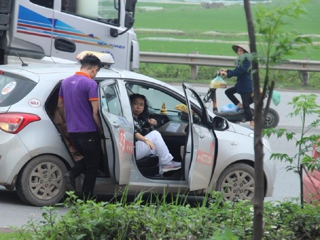 Xử phạt xe điện, khách nháo nhào bắt taxi