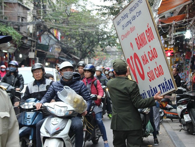 Dẹp vỉa hè, 1 cán bộ phường bị đâm chảy máu