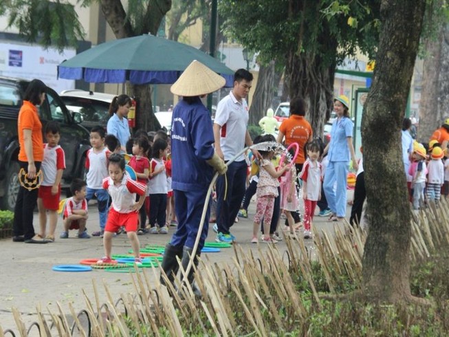 Cắm chông tre tại vườn hoa: Ngăn chó hay bẫy người?