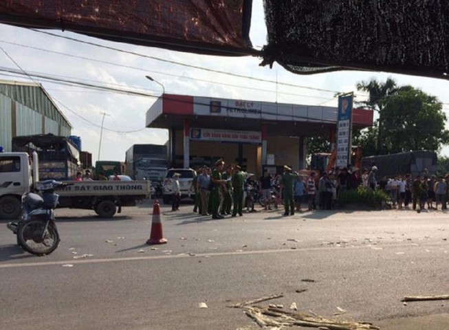 Văng sang làn ngược chiều, 3 người tử vong dưới gầm xe