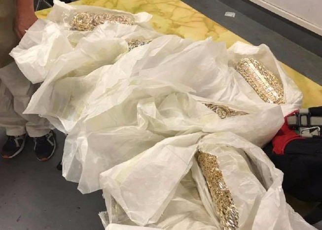 5 người quấn 30 kg vàng quanh bụng tại sân bay Nội Bài
