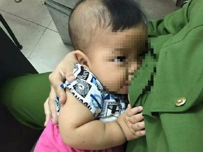Bé trai bị bỏ rơi, được nữ cảnh sát cho bú 'cứu đói'