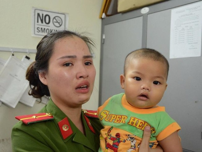 Nữ cảnh sát bật khóc nói về bé trai bị bỏ rơi