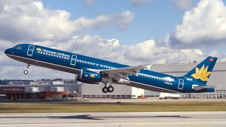 Máy bay Vietnam Airlines chở 141 hành khách hạ cánh khẩn cấp