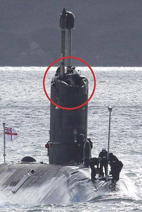 Tàu ngầm HMS Talent của Hải quân Anh bị vỡ mũi khi truy đuổi tàu Nga