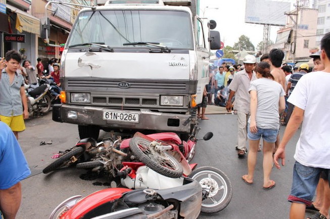 Hai vụ tai liên hoàn, 5 người thương vong